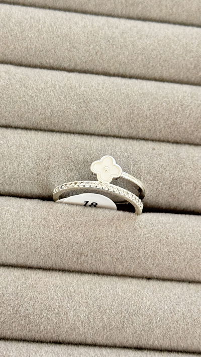 Anillo Plateado Trébol Blanco