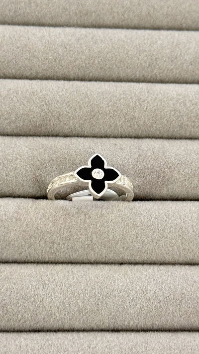 Anillo Plateado Flor Negra 