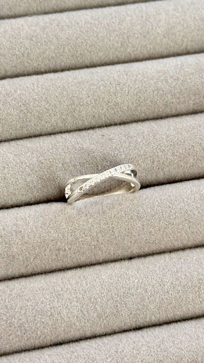 Anillo Plateado Entrelazado Media Falange