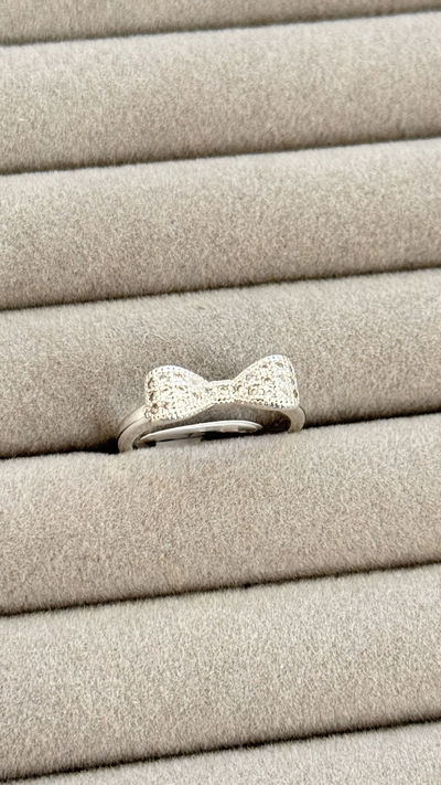 Anillo Plateado Moño Micropavé
