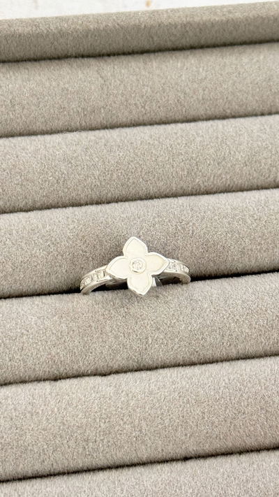 Anillo Plateado Flor Blanca 