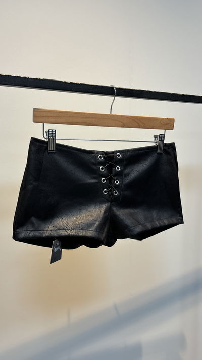 Short cuerina tiro bajo (talle 36 y 38) 