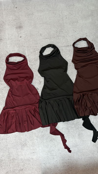 Vestido con volado y lazo (bordó, negro y marrón)