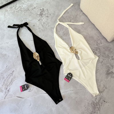 Body con detalle metálico 