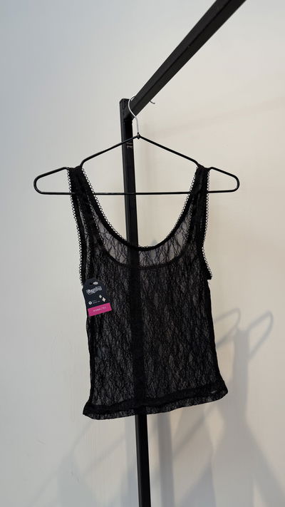 Top musculosa de encaje