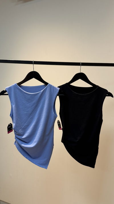 Musculosa asimétrica con frunce 