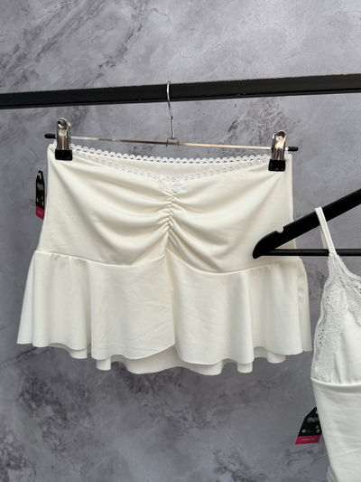 Mini con volado y puntillas 