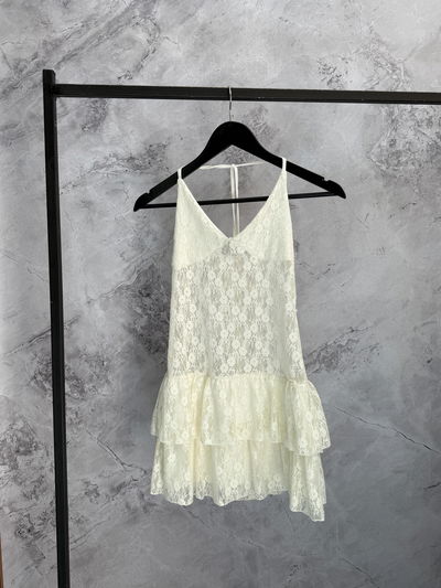 Vestido de encaje con volados