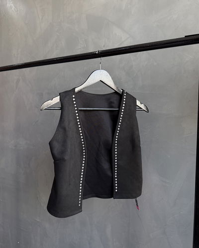 Chalequito gamuza con tachas 