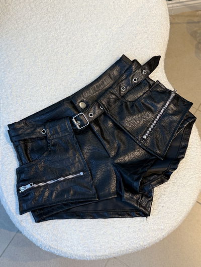 Short tiro medio con bolsillos / 