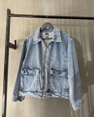 Campera de jeans over con bolsillos y cierre 