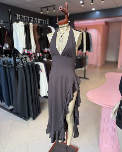 Vestido con tajo y volados 