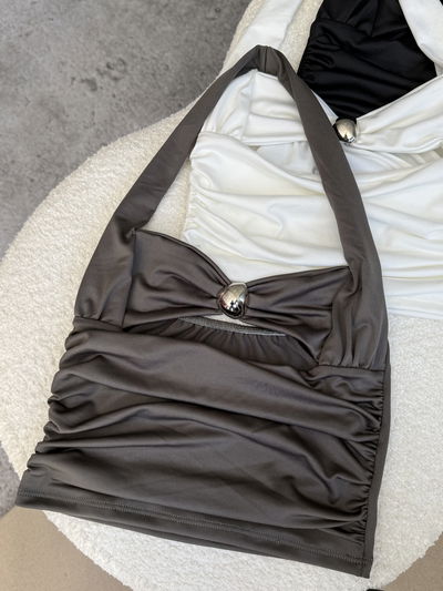 Top con recorte y accesorio 