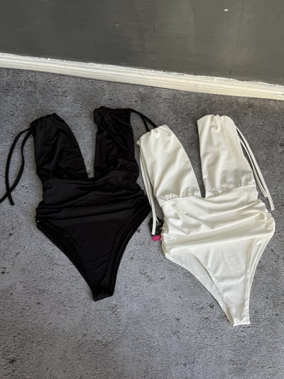 Body escote hombro con frunce 