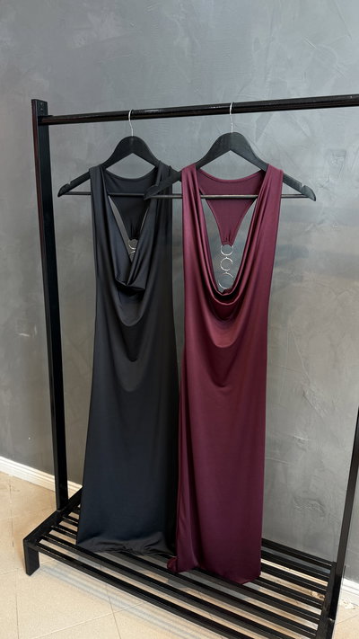 Vestido largo espalda con accesorio 