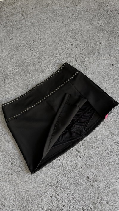 Mini sastrera con short y tachas / talle S, M y L