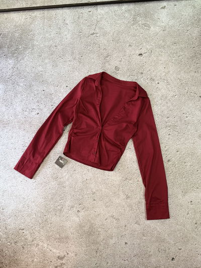 Camisa entallada cherry (talle S) 