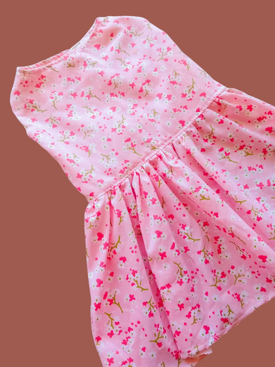 VESTIDO ROSA FLORES ROJAS Y BLANCAS