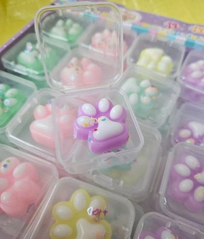 Mini Squishy Huellita en estuche