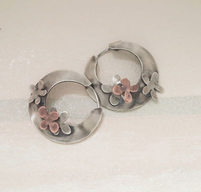 Argollas con flores en alpaca y cobre -A pedido-