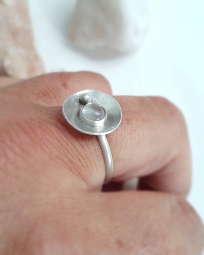 Anillo de Plata Miniflor con Quarzo Rosado
