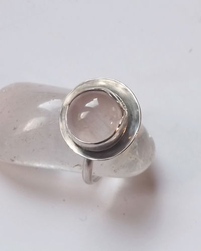 Anillo de Plata 925 con piedra Domo Flor Quarzo Rosado 