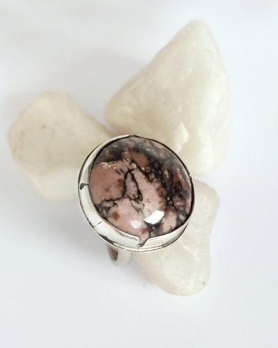 Anillo con Rodonita Diseño Artesanal