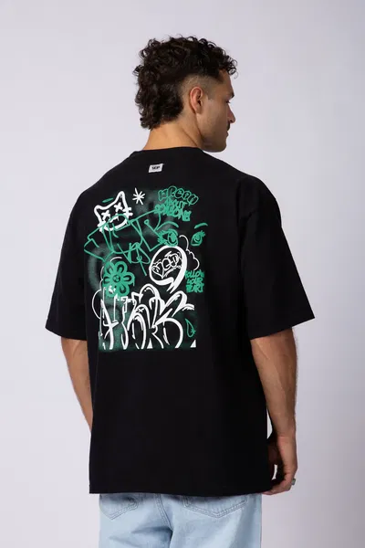 Remera Over Rhy Graffitti negra 