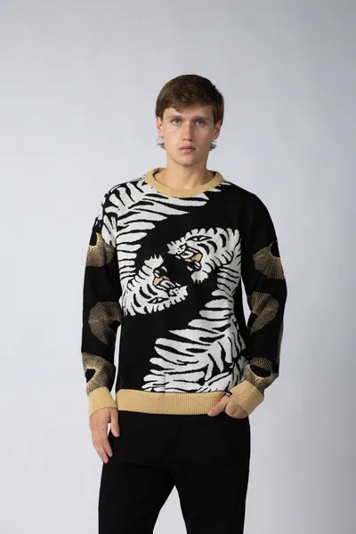 Sweater Over Felino