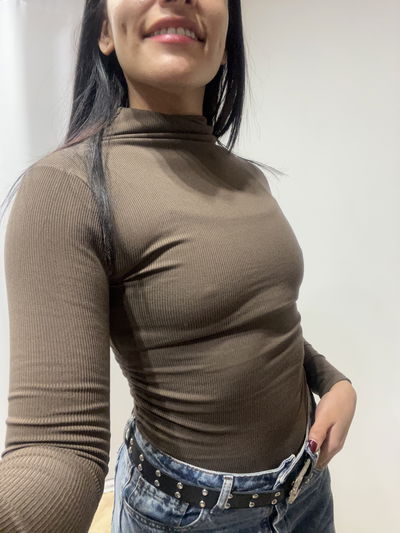 Remera lisa sin cuello marrón 