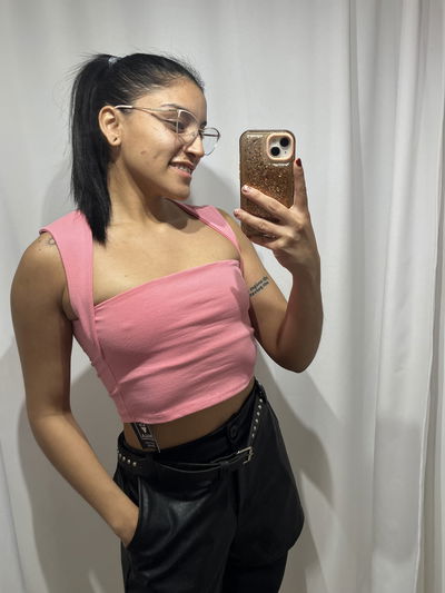 Remera rosa triángulo