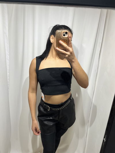 Remera negra manga triangulo