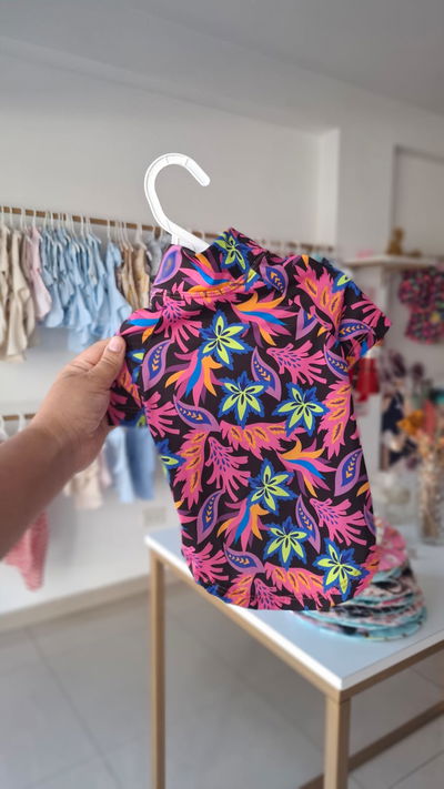 Remera Uv flores negra sal