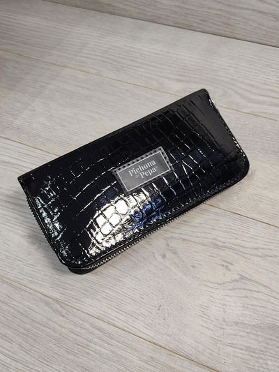 Billetera con cierre negro croco
