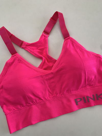 Top deportivo fucsia
