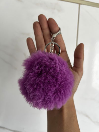 LLAVERO POMPÓN PURPURA