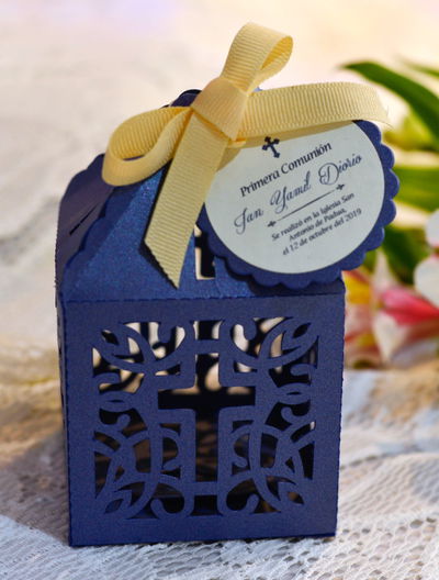 Caja con cinta y tags personalizado modelo 1