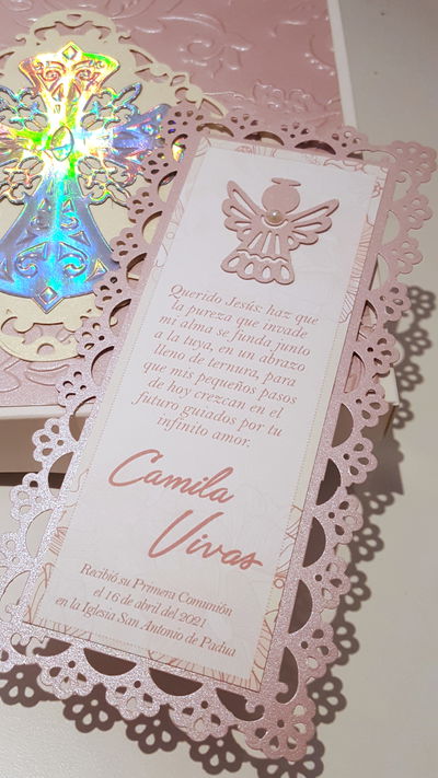 Esquela con bordes perforados y aplique de Ángel