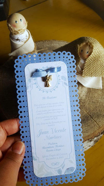 Esquela con bordes perforados, dije y cinta.