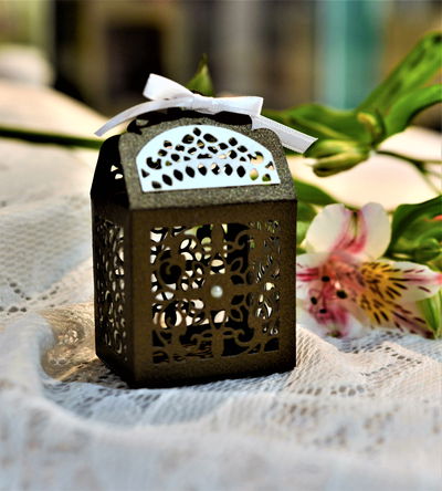 Caja con cinta y tags personalizado modelo 3