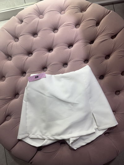 Short pollera sastrero blanco