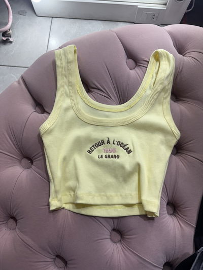 Top amarillo pastel bordado