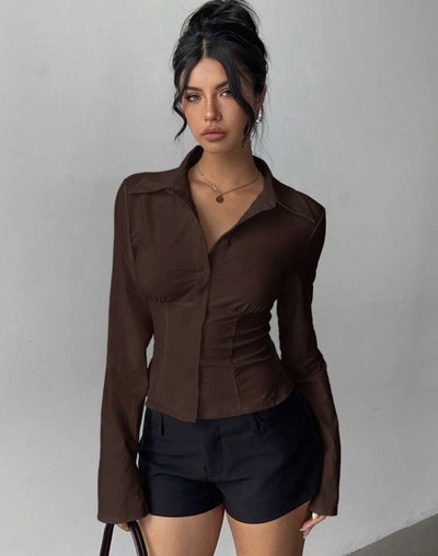 Camisa con pinza en el busto