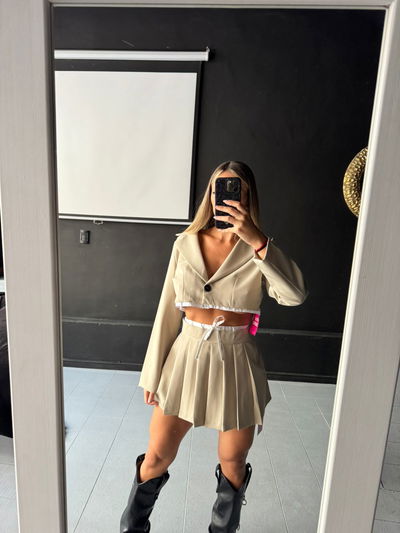 blazer con borde camisa beige