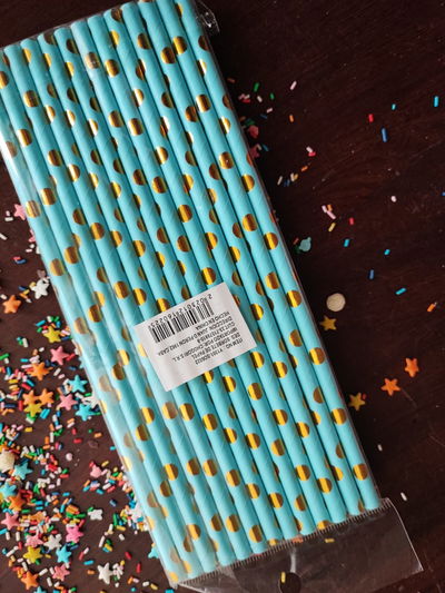 Sorbete de polipapel  celeste con lunares dorados