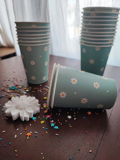 Vasos polipapel margaritas fondo celeste