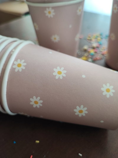 Vaso de polipapel margaritas fondo rosa