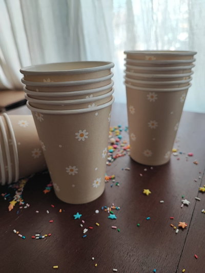 Vaso de polipapel margaritas con fondo ocre