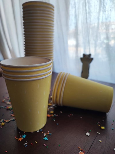 Vaso polipapel amarillo con pintas blancas.