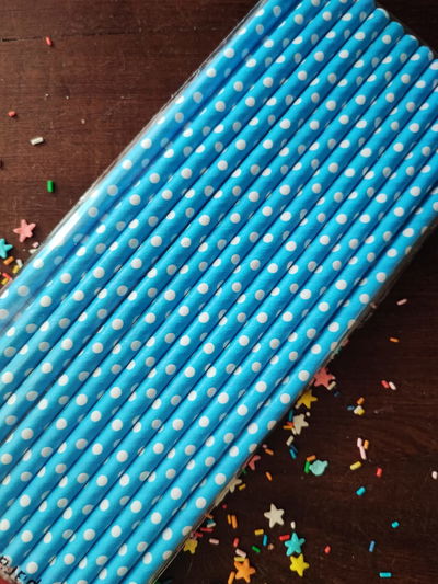 Sorbetes de polipapel celeste con lunares blancos